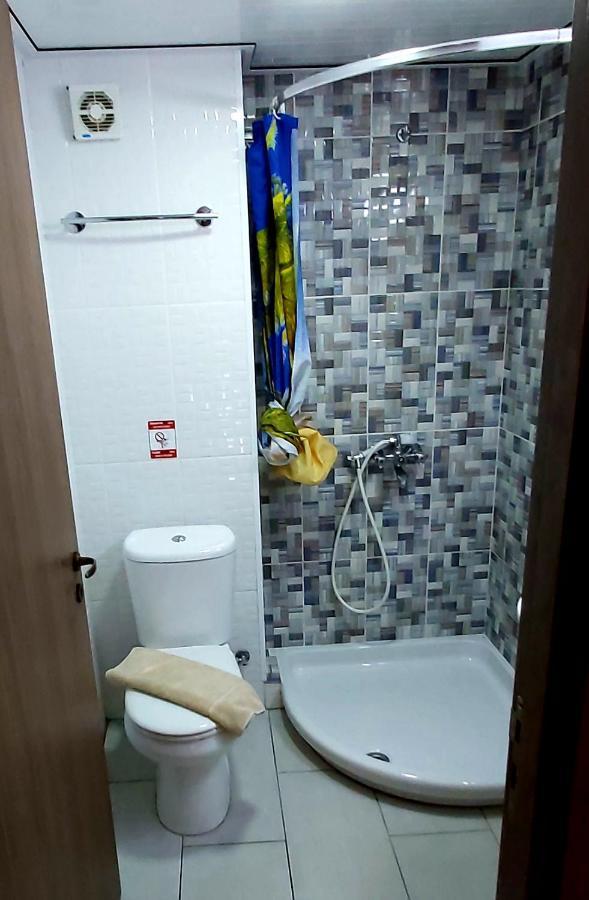 Lakis Court Apartment Larnaca Bagian luar foto