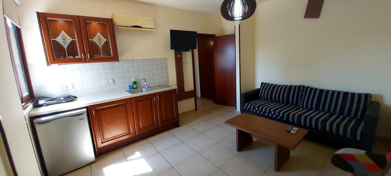 Lakis Court Apartment Larnaca Bagian luar foto