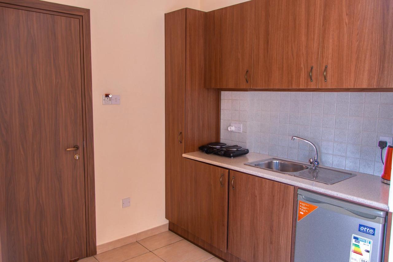 Lakis Court Apartment Larnaca Bagian luar foto